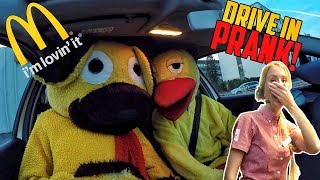 BAMSE OG KYLLING DRIVE IN PRANK Bamse bestiller Kylling [upl. by Nodlew]