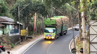 Truk Gandeng Pengangkut Tebu Menuruni Tikungan Kembar Lahor [upl. by Ellenaj]