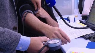 Hypotension  comment la reconnaitre et fautil sinquiéter [upl. by Derian936]