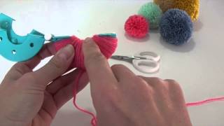 Pompon maken met pomponmaker snel en makkelijk [upl. by Rainie]