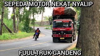 Truck gandeng mulai ramai melintasi tikungan tanjakan Lahor [upl. by Hurd741]